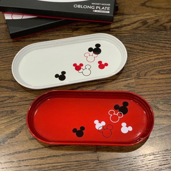 New Disney Mickey x Le Creuset Oblong Plates Set of 2 - Picture 1 of 7